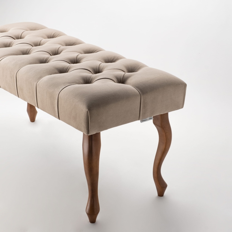 Elegante gewatteerde latte bank een functioneel en stijlvol meubelstuk voor thuis of op kantoor