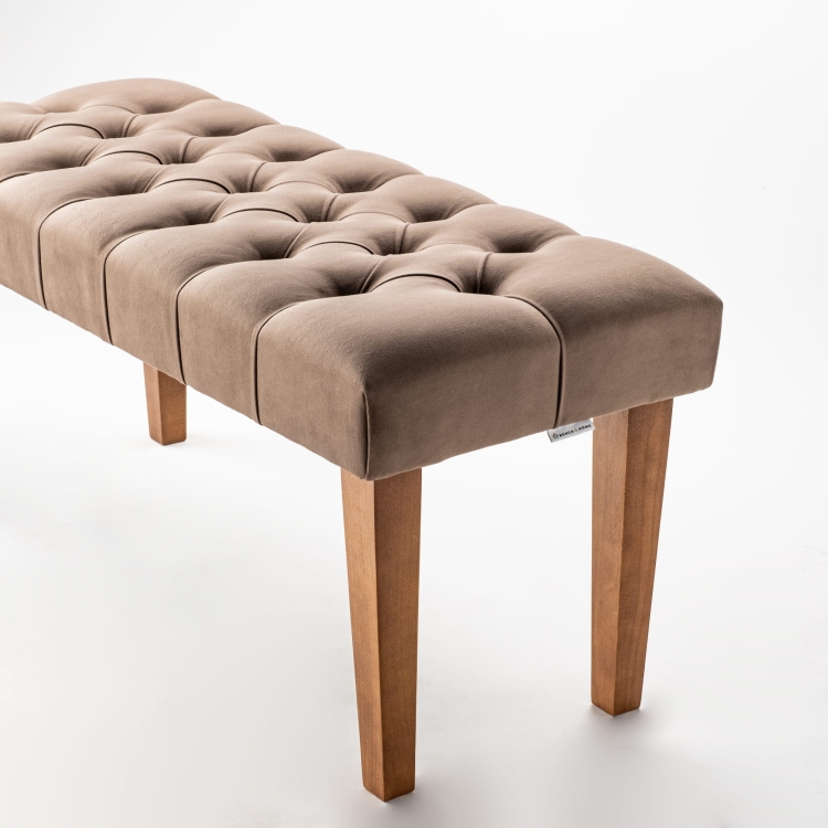 Gewatteerde bank in bruin met natuurlijke houten poten