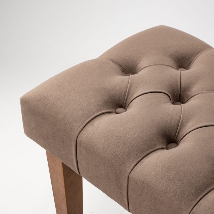 Gewatteerde bruine bank met houten onderstel