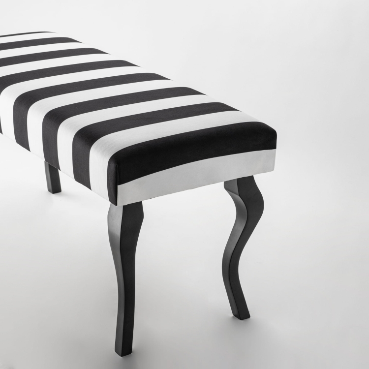 Zwart-wit gestreepte bank met zwarte poten