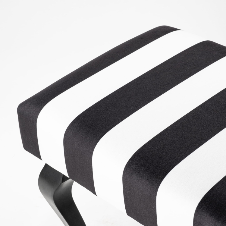 Zwarte en witte strepen op de bank