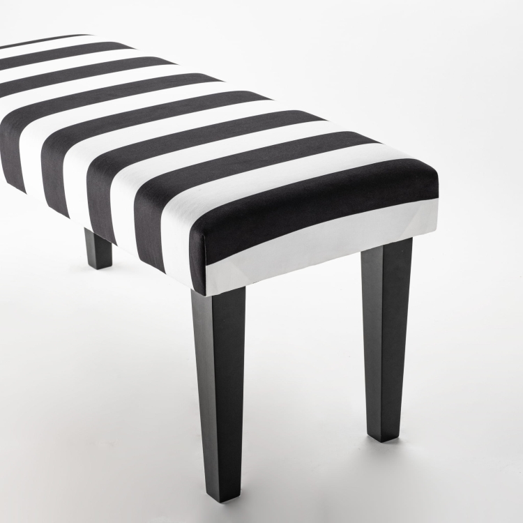 Zwart-wit gestreepte bank met zwarte poten