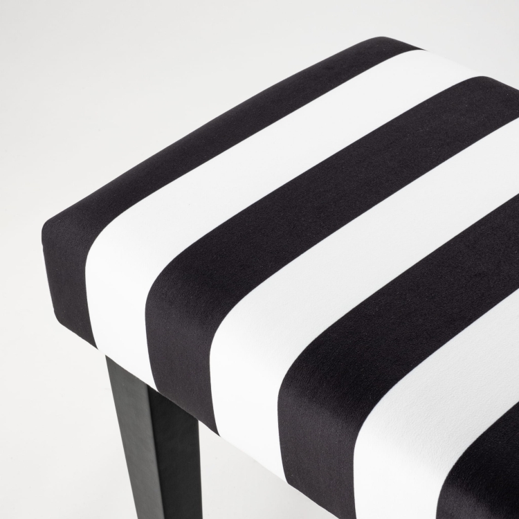 Zwarte en witte strepen op de bank