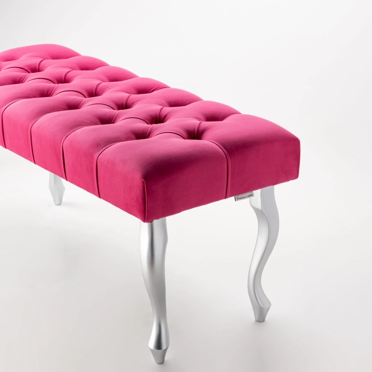 Fuchsia gewatteerde bank met zilveren poten
