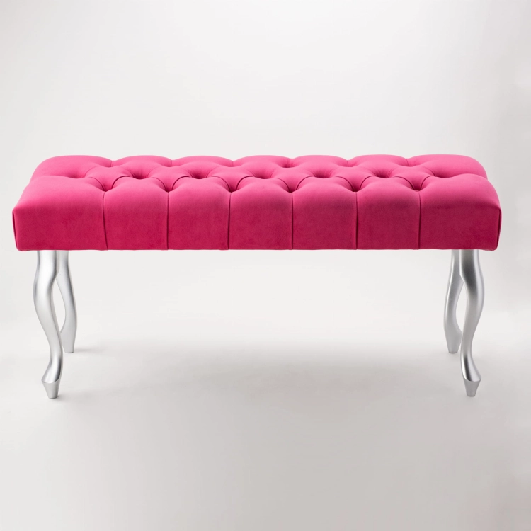 Elegante gewatteerde bank in intense fuchsia kleur met zilveren poten