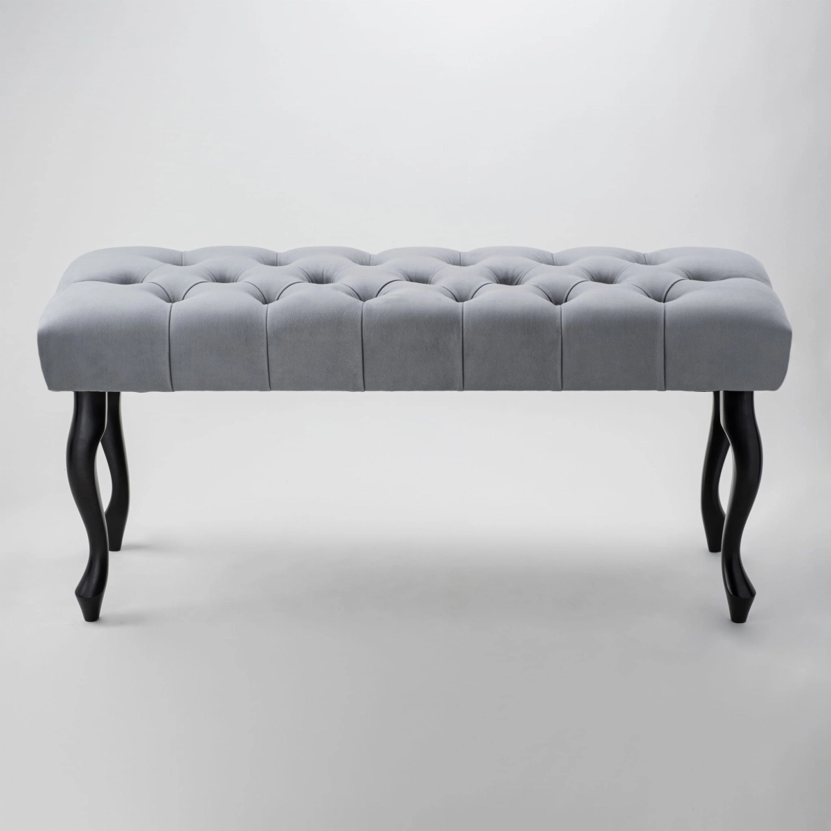 grijs gewatteerd bankje met zwarte poten elegant en functioneel meubelstuk voor de gang