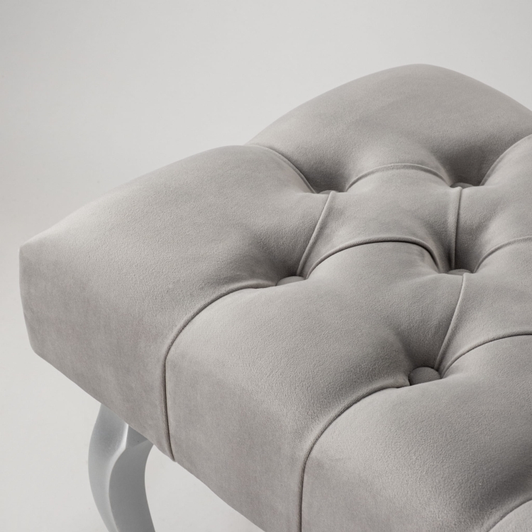 Elegante grijze bank met bekleding en zilveren poten