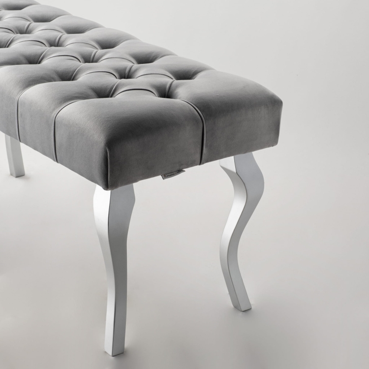 Gewatteerde grijze bank met glanzend chromen poten