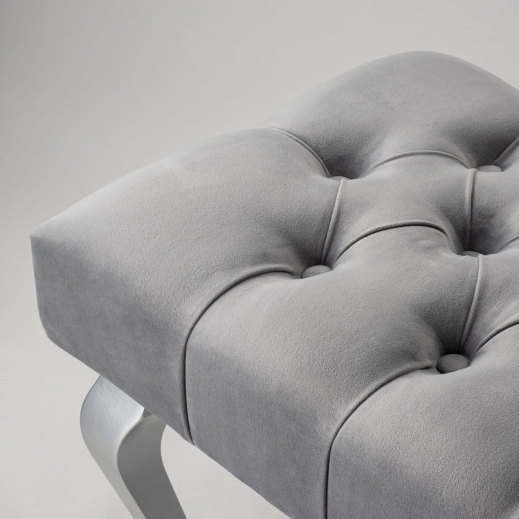 Gewatteerde bank in grijs met glanzend chromen poten