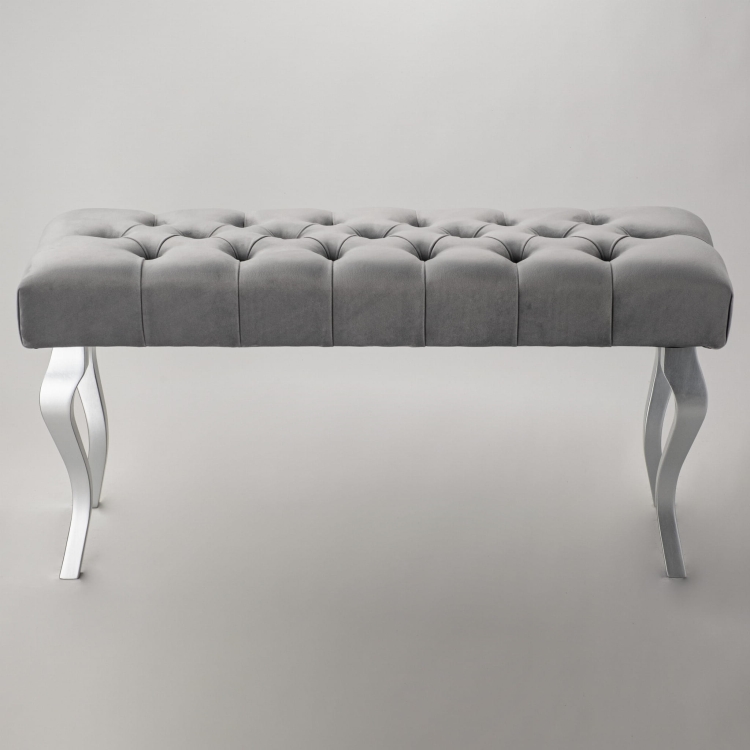 Grijs gewatteerde bank met elegante chromen poten