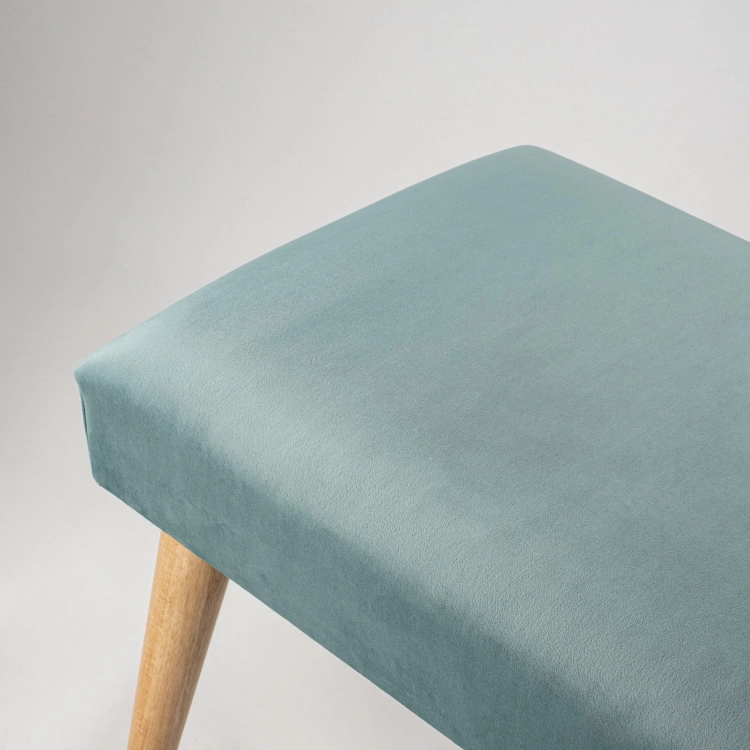 Elegante mintkleurige bank met bekleding en houten poten