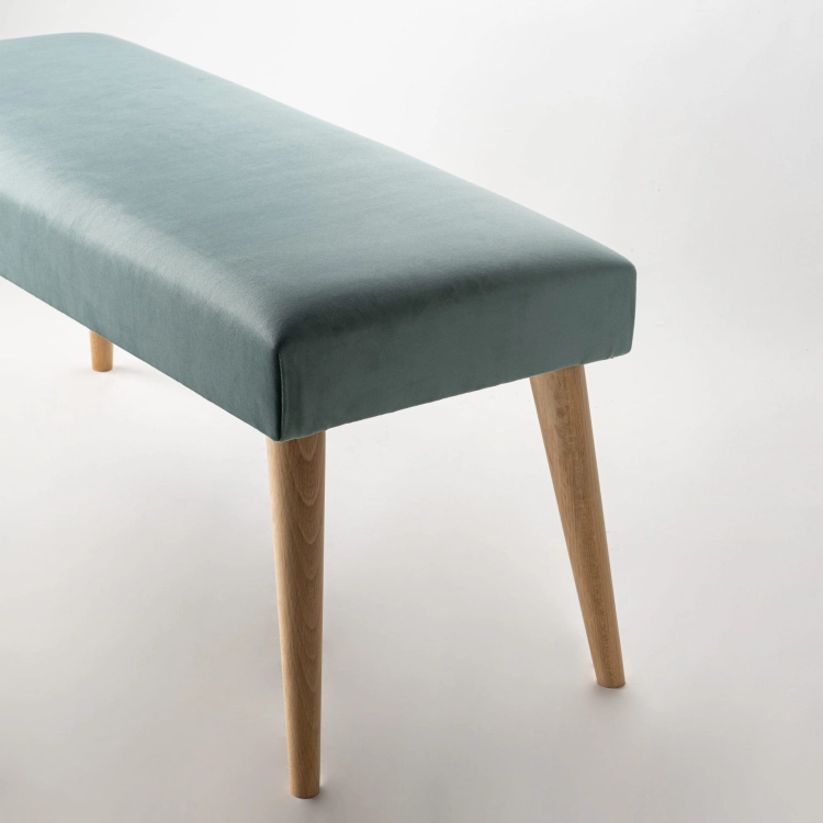 Stijlvolle bank in mintkleur met bekleding en houten onderstel, ideaal voor woonkamer of hal
