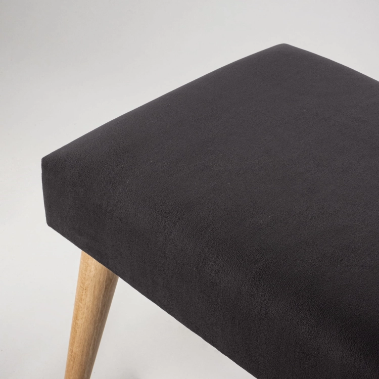 Elegante grafieten bank met bekleding en houten poten