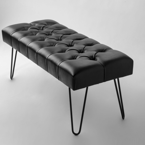 Zwart leren bankje op metalen poten