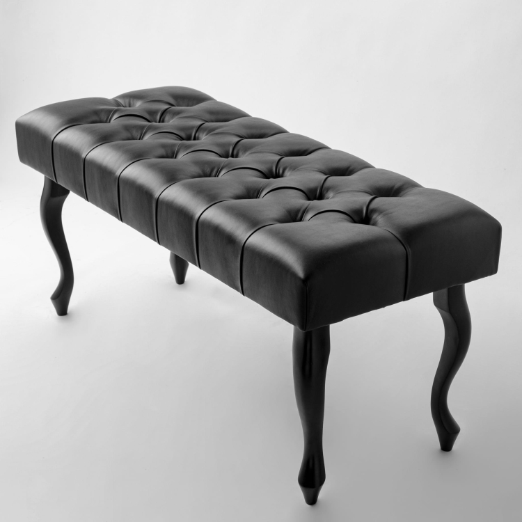 Zwarte gewatteerde bank met leren bekleding een combinatie van functionaliteit en tijdloze elegantie