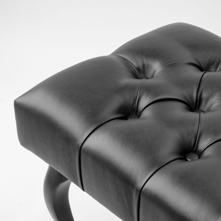 Elegante zwart gewatteerde leren bank