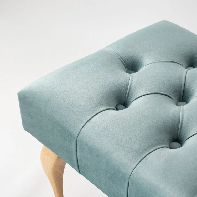 Gewatteerd bankje in mint met houten poten een fris accent voor heldere, moderne interieurs
