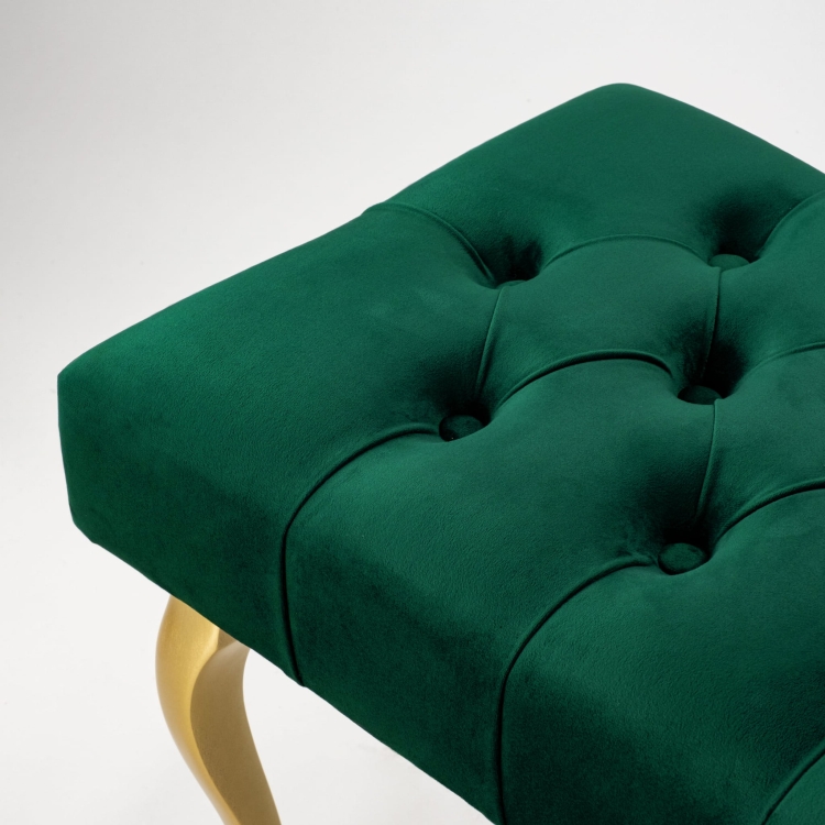 Elegante gewatteerde bank met gouden poten in flessengroen