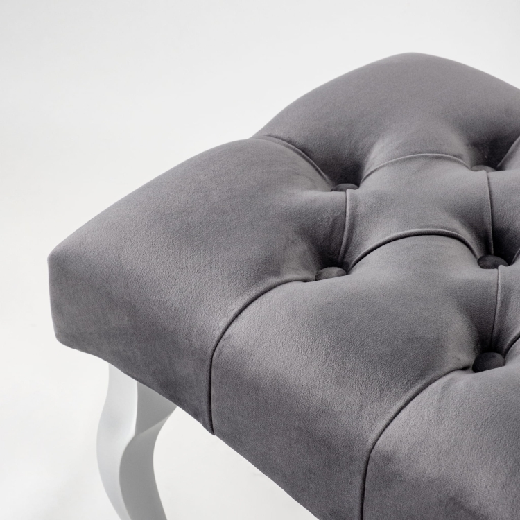 gewatteerde bank in grijs