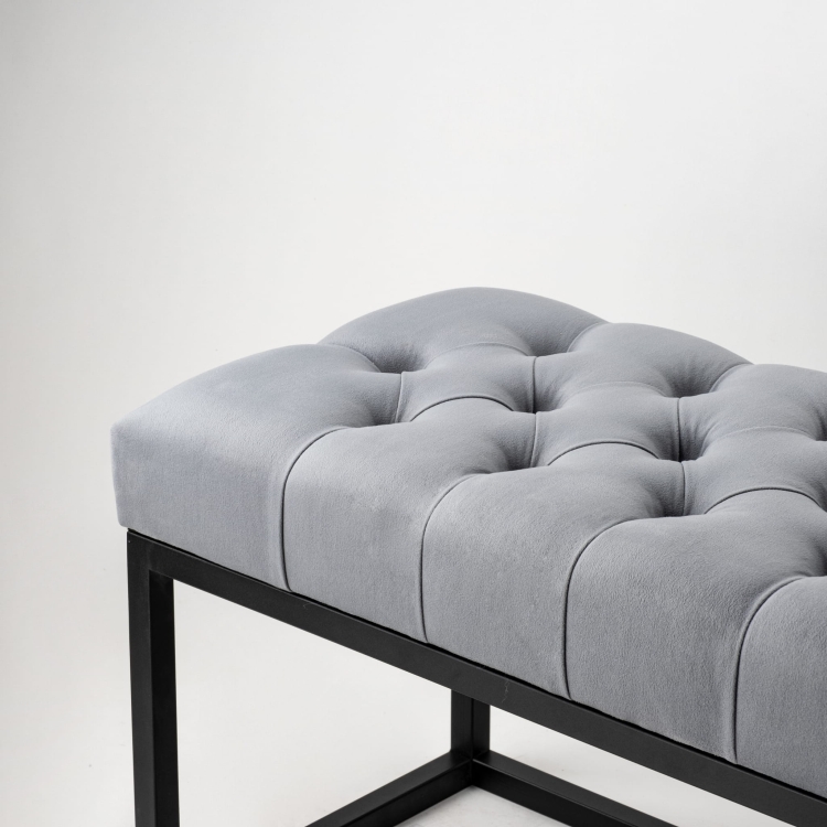 Industriële gewatteerde bank op een metalen frame