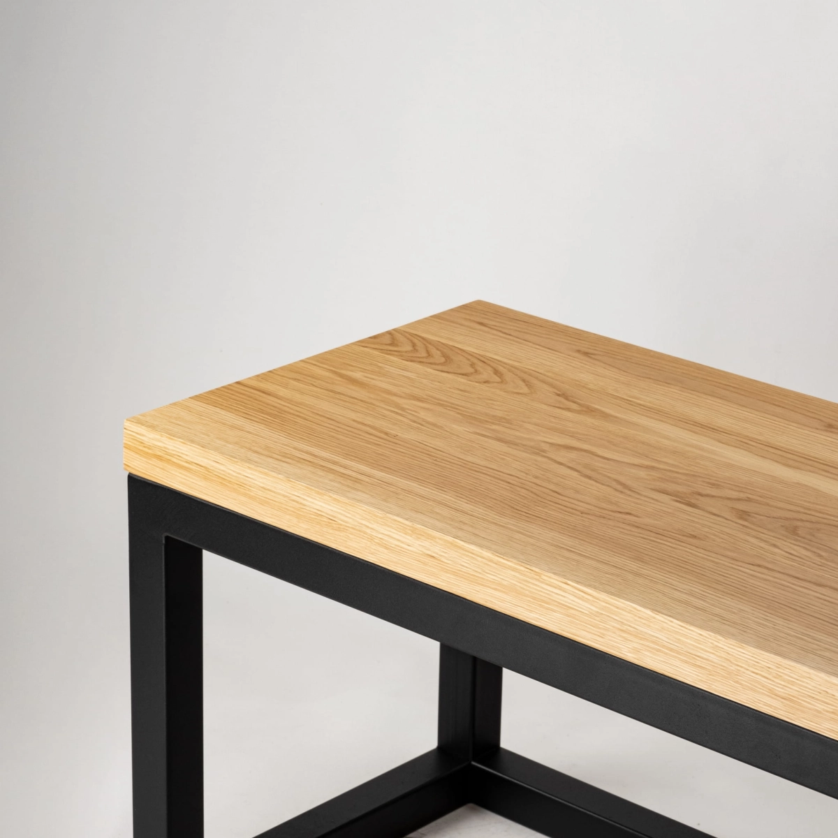 Metalen bank met houten blad