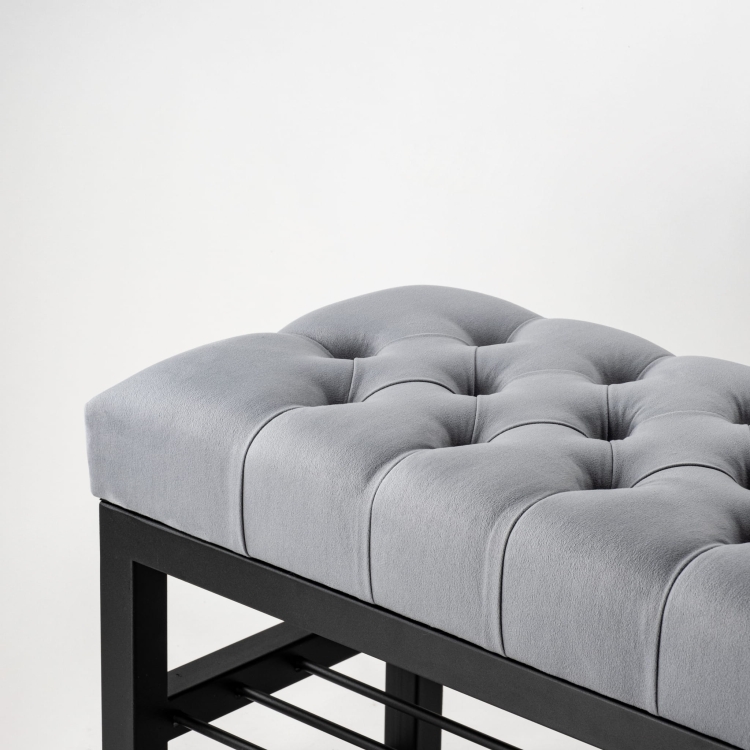 grijze industriële gewatteerde bank met metalen planken