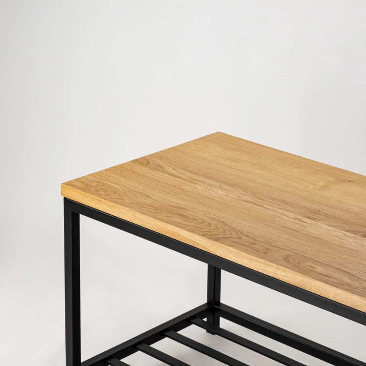 Metalen bank met schoenenrek en houten blad, ideaal voor loft interieurs