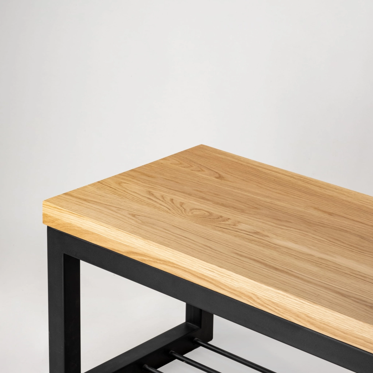 Metalen bank met schoenenrek en houten blad, ideaal voor loft interieurs
