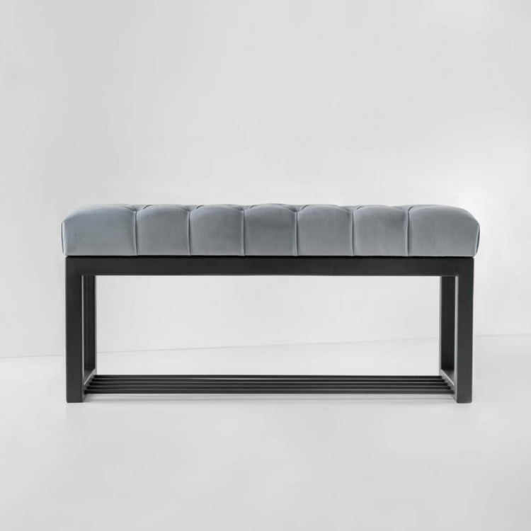 Gewatteerde bank in grijs met metalen schoenenrek