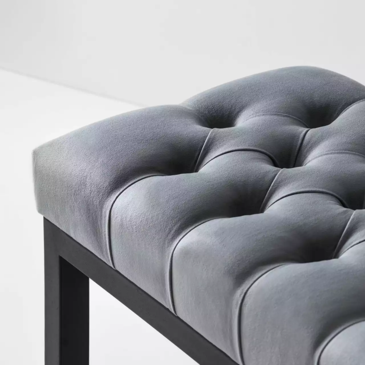 Doorgestikte bank in industriële stijl op metalen onderstel